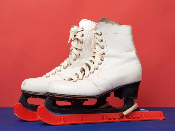 Witte Leren Schaatsen Voor Kunstschaatsen Een Rode Achtergrond Sportuitrusting Kopieerruimte — Stockfoto