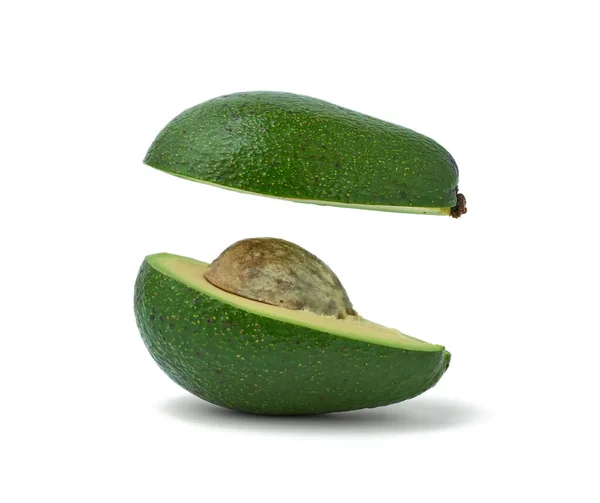 Skåret Moden Grøn Avocado Med Knogle Isoleret Hvid Baggrund Virkning - Stock-foto