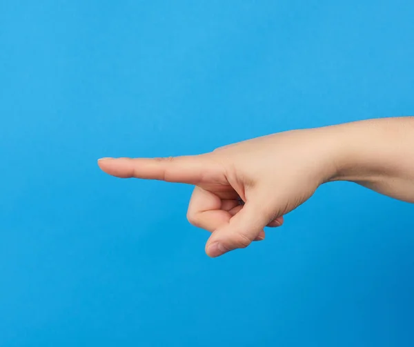 Vrouwelijke Hand Houdt Wijzen Met Wijsvinger Een Deel Van Het — Stockfoto