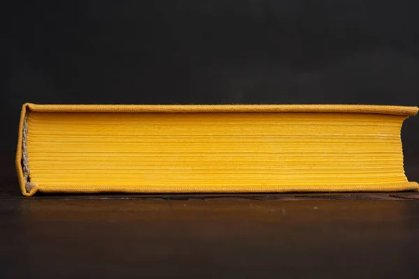Livro Capa Dura Amarela Contra Uma Placa Giz Preto Close — Fotografia de Stock