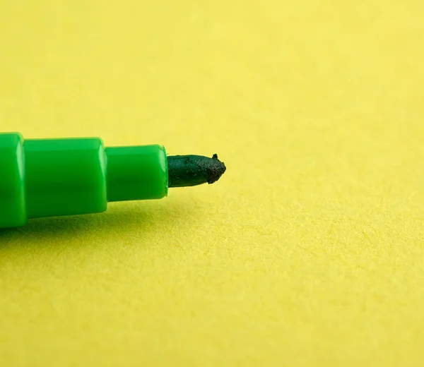Зелена Ручка Фетром Жовтому Фоні Макрос — стокове фото