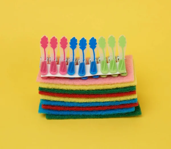 Sarı Arka Planda Bulaşık Yıkamak Çamaşır Mandalları Için Çok Renkli — Stok fotoğraf