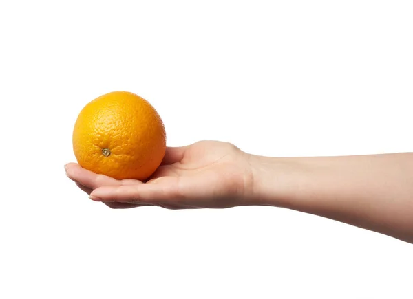 女性の手には熟したオレンジがあり体の一部は白い背景に隔離されています — ストック写真