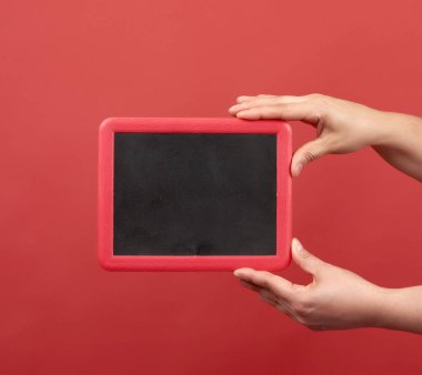 Kırmızı arkaplanda boş bir çerçeve var. Yazı için yer var.