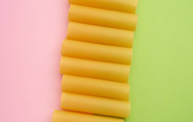 Yeşil arka planda çiğ cannelloni makarna, üst manzara.