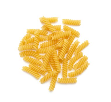 Beyaz arkaplanda izole edilmiş çiğ fusilli makarna yığını, üst görünüm