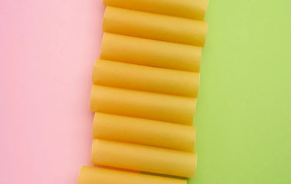 绿色粉红背景的生罐头意大利面 顶部视图 — 图库照片