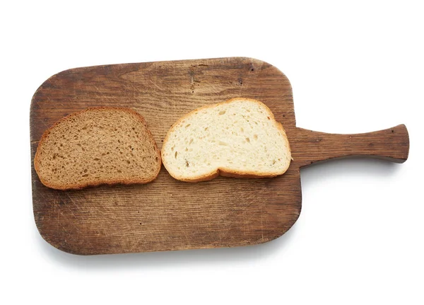Twee Sneetjes Brood Een Bruin Houten Bord Geïsoleerd Witte Achtergrond — Stockfoto