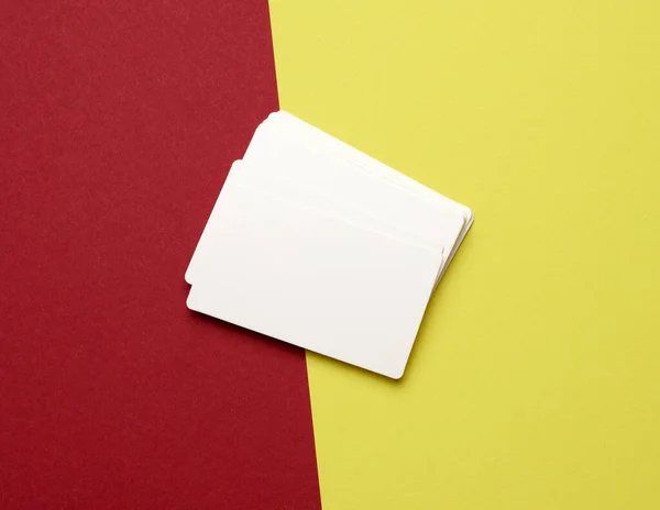 Stos Prostokątny Biały Papier Puste Wizytówki Żółtym Czerwonym Tle Widok — Zdjęcie stockowe