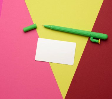 Dikdörtgen beyaz kağıt boş kartvizit sarı arka plan, üst görünüm, kapat