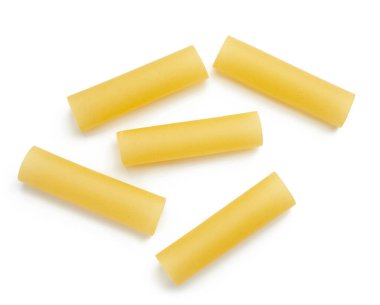 Çiğ cannelloni makarna beyaz arkaplanda izole, üst görünüm