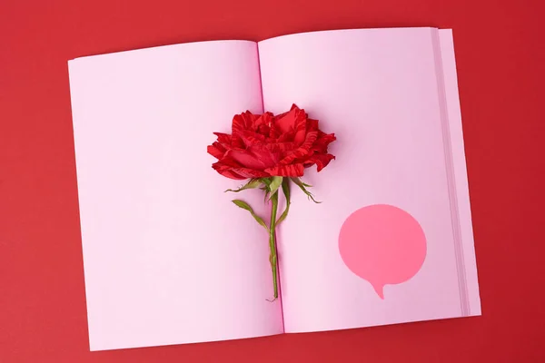 Open Notitieboek Met Roze Blanco Vellen Rode Roos Bovenaanzicht Plat — Stockfoto