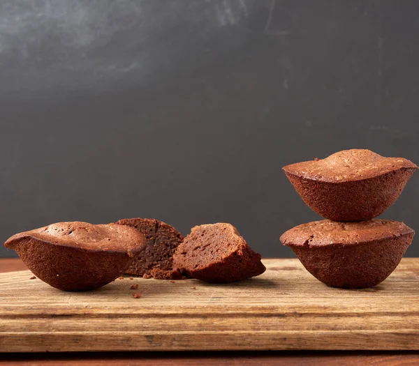 Stapel Gebackener Brownie Kuchen Auf Einem Braunen Holzbrett Kopierraum — Stockfoto