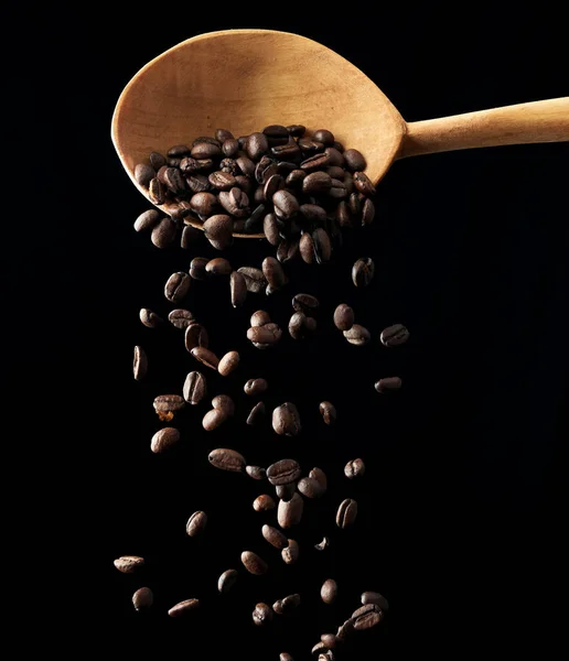在黑色的背景上放上烤过的咖啡粒 有香味的饮料配料 — 图库照片