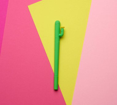 Renkli arkaplanda yeşil tükenmez kalem, düz yatıyordu