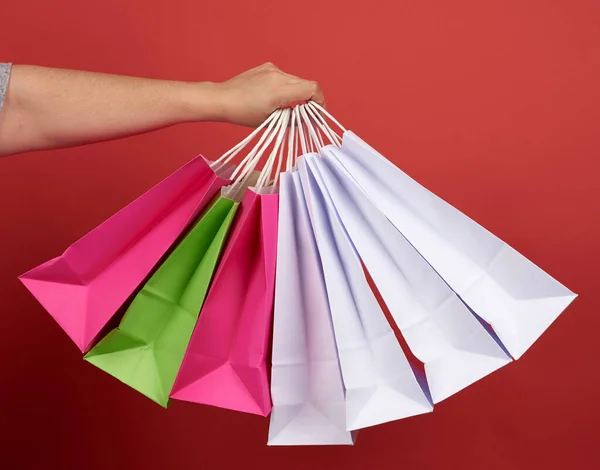 Femme Tient Pile Sacs Papier Sur Fond Rouge Concept Shopping — Photo