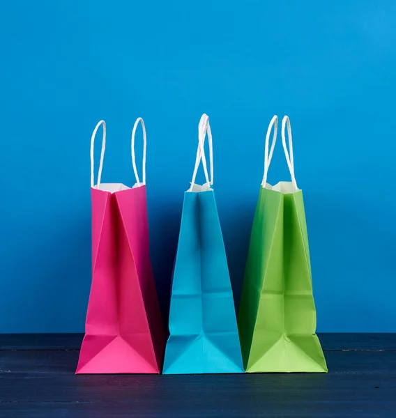 Πολύχρωμες Χάρτινες Σακούλες Χερούλι Για Ψώνια Και Δώρα Μπλε Φόντο — Φωτογραφία Αρχείου