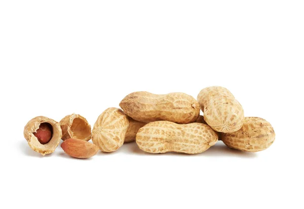 Erdnusshaufen Schale Und Kaputt Lebensmittel Isoliert Auf Weißem Hintergrund — Stockfoto