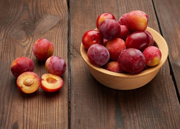 Ripe Red Plums Wooden Plate Table Summer Harvest — Stock Photo, Image