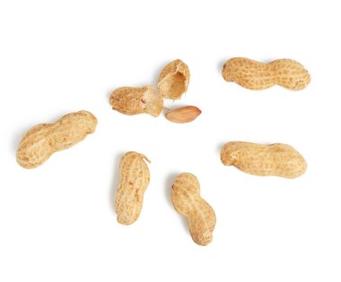 Kabuklu ve kırılmış bir yığın fıstık, beyaz arka planda izole edilmiş yiyecekler, yakın plan.