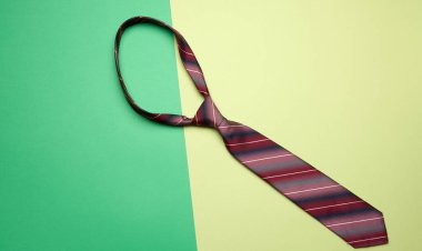 Düğümlü ipek adam kravatı yeşil arka planda, üst görünümde