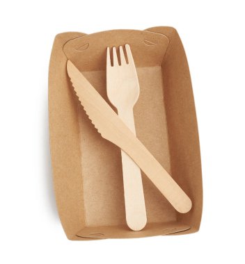 Kahverengi kağıt ve ahşap çatal ve bıçaklardan yapılmış kağıt tabaklar beyaz arka planda izole edilmiş. Plastik reddetme konsepti, sıfır atık 