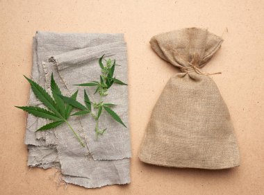 keten, kenevir yaprağı, kahverengi tahta arka planda kahverengi çanta, plastik ambalajı reddetme konsepti, sıfır atık 