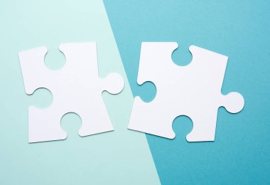 Mavi arka planda boş büyük bulmacalar. İş dünyasında kavram, kapan, düz yat