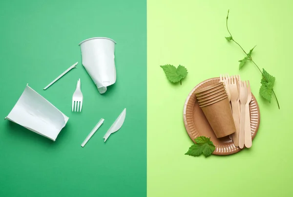一次性餐具产生的不可降解的塑料废物和绿色背景的环境可循环利用材料制成的盘子 拒绝塑料 环境保护 零废物的概念 — 图库照片