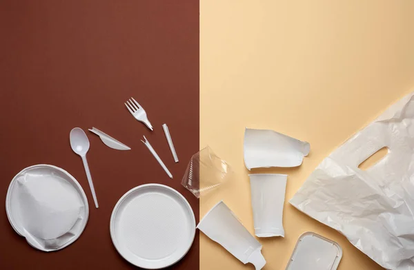 Used Plastic Dishes Pieces Plastic White Plastic Bag Brown Background — Stock Photo, Image