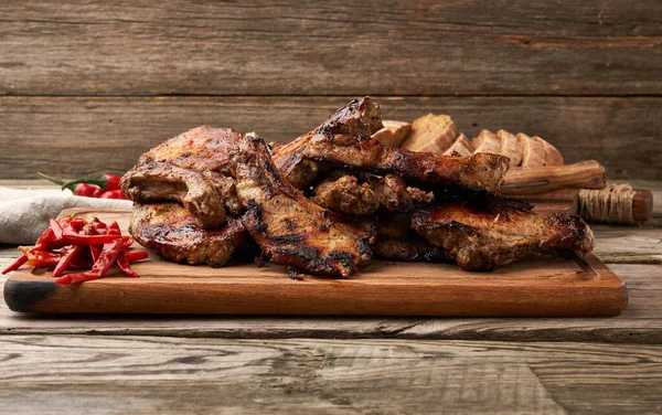 Filetes Cerdo Parrilla Hueso Una Tabla Cortar Cocina Chile Rojo — Foto de Stock