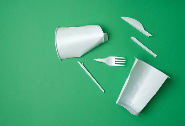 Non Recyclable Plastic Waste Disposable Tableware Green Background Top View — Stock Photo, Image