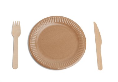 Tahta çatal, bıçak ve beyaz arka planda izole edilmiş geri dönüşümlü malzemelerden yapılmış boş kahverengi tek kullanımlık tabak. Geri dönüşümsüz çöp yokluğu kavramı, plastiğin reddi