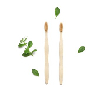 Beyaz arka planda iki tahta diş fırçası, plastik reddetme konsepti, sıfır atık 