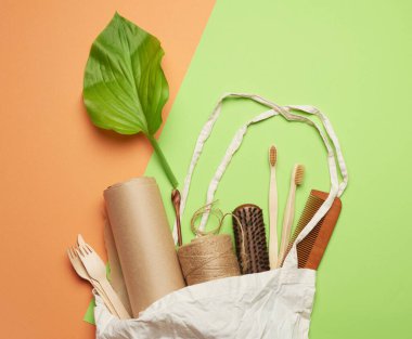 Kahverengi el işi kağıdından tek kullanımlık kağıt kaplar ve geri dönüşümlü malzemeler yeşil arka planda, plastik reddetme konsepti, sıfır atık 