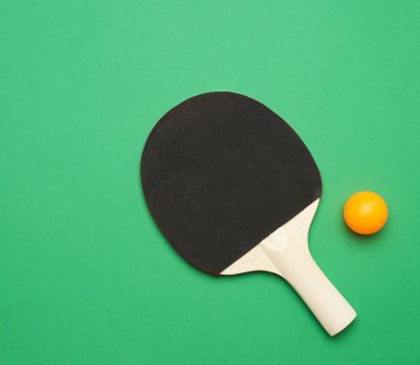 siyah ahşap raket ve plastik turuncu masa tenisi topu, üst görüş, ping pong oyunu