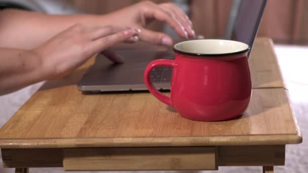 Duas Mãos Femininas Laptop Uma Mesa Cabeceira Madeira Uma Menina — Vídeo de Stock