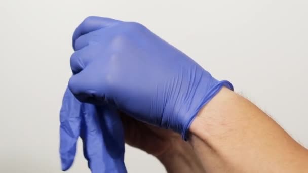Процесс Надевания Руки Голубых Латексных Стерильных Перчаток Концепция Безопасности Защиты — стоковое видео