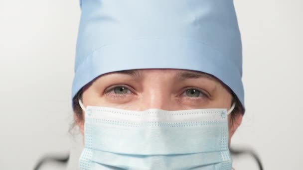 Orvos Műanyag Átlátszó Szemüvegben Védő Orvosi Maszk Kék Textilsapka Néz — Stock videók