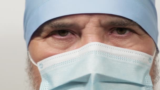 Γιατρός Μια Αναλώσιμη Ιατρική Μάσκα Και Ένα Υφασμάτινο Μπλε Καπάκι — Αρχείο Βίντεο
