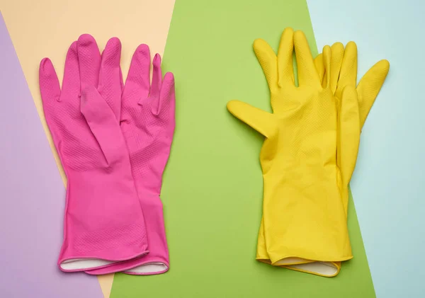 2組の保護ゴム手袋の色の背景 トップビュー フラットレイアウト — ストック写真