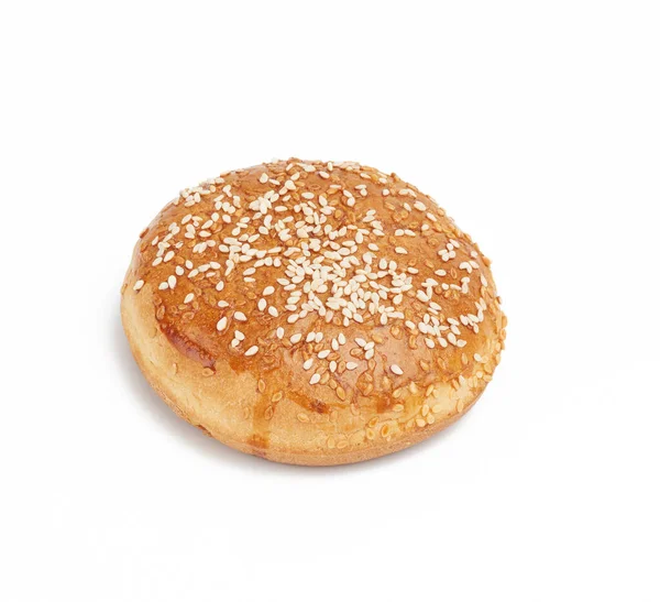 Pečená Kulatá Houska Sezamovými Semínky Izolovanými Bílém Pozadí Přísada Hamburgeru — Stock fotografie