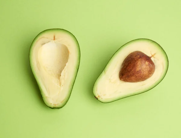 Half Rijp Groen Avocado Met Een Bruine Pit Een Groene — Stockfoto