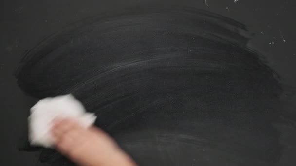 Mão Mulher Limpa Uma Placa Giz Preto Com Pano Branco — Vídeo de Stock