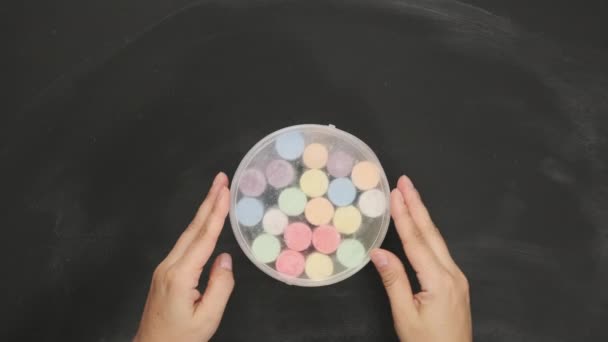 Secchio Plastica Con Pastelli Multicolori Disegno Mano Femminile Mette Secchio — Video Stock
