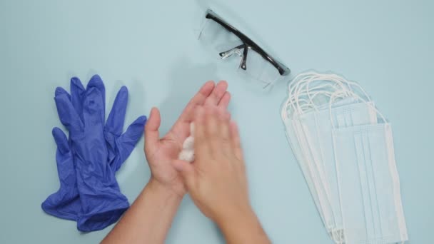 Mujer Desinfecta Sus Manos Con Espuma Antiséptica Sobre Fondo Azul — Vídeos de Stock