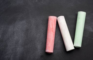 boş siyah tebeşirin üzerine çok renkli tebeşir, yazıtlar için yer