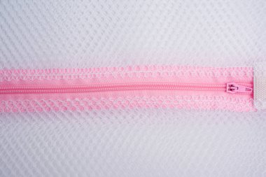 Çamaşır torbasında pembe plastik fermuar, tam kare, kapat.