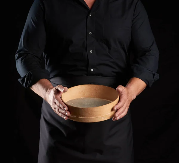 Mężczyzna Czarnym Mundurze Trzyma Puste Vintage Okrągłe Drewniane Sito Przesiewania — Zdjęcie stockowe