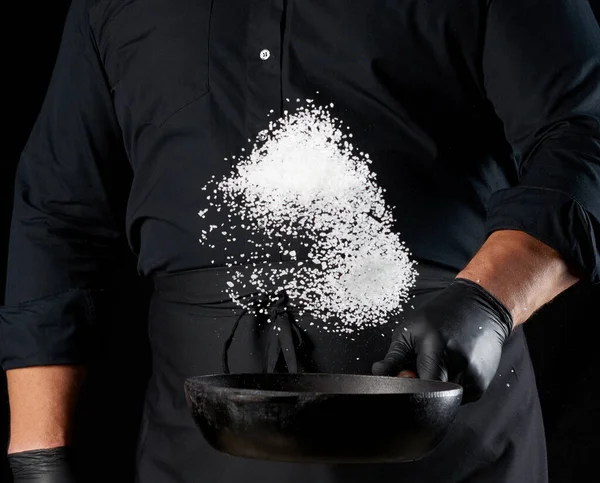 Hombre Uniforme Negro Sosteniendo Una Sartén Redonda Hierro Fundido Con — Foto de Stock